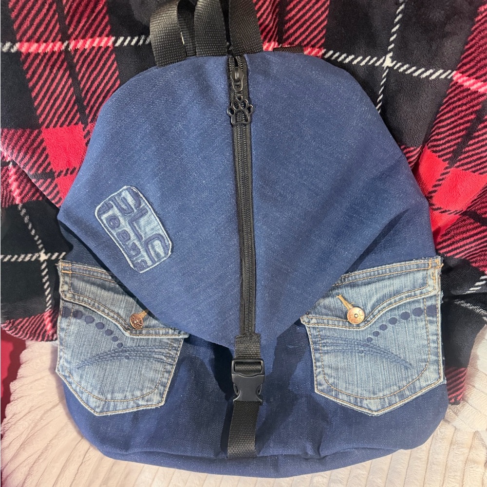 Handmade backpack with recycled jeans. Brand jeans SLO.